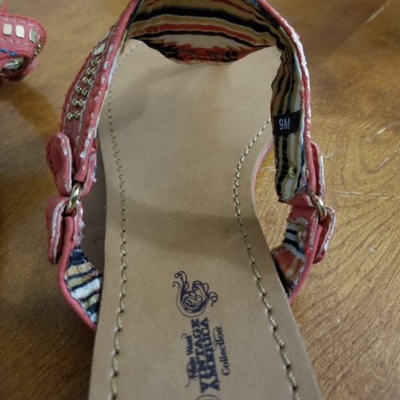 NWOT Tribal Salmon Gold Thong Sandals - Picture 6 of 8